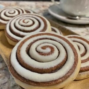 Cinnamon roll cookie
